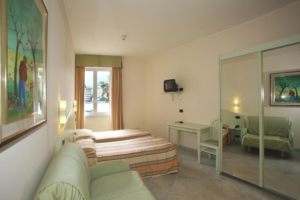 Hotel Elena 3*