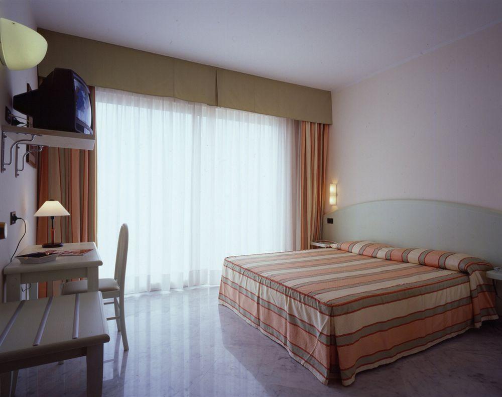 Elena Hotel 3*