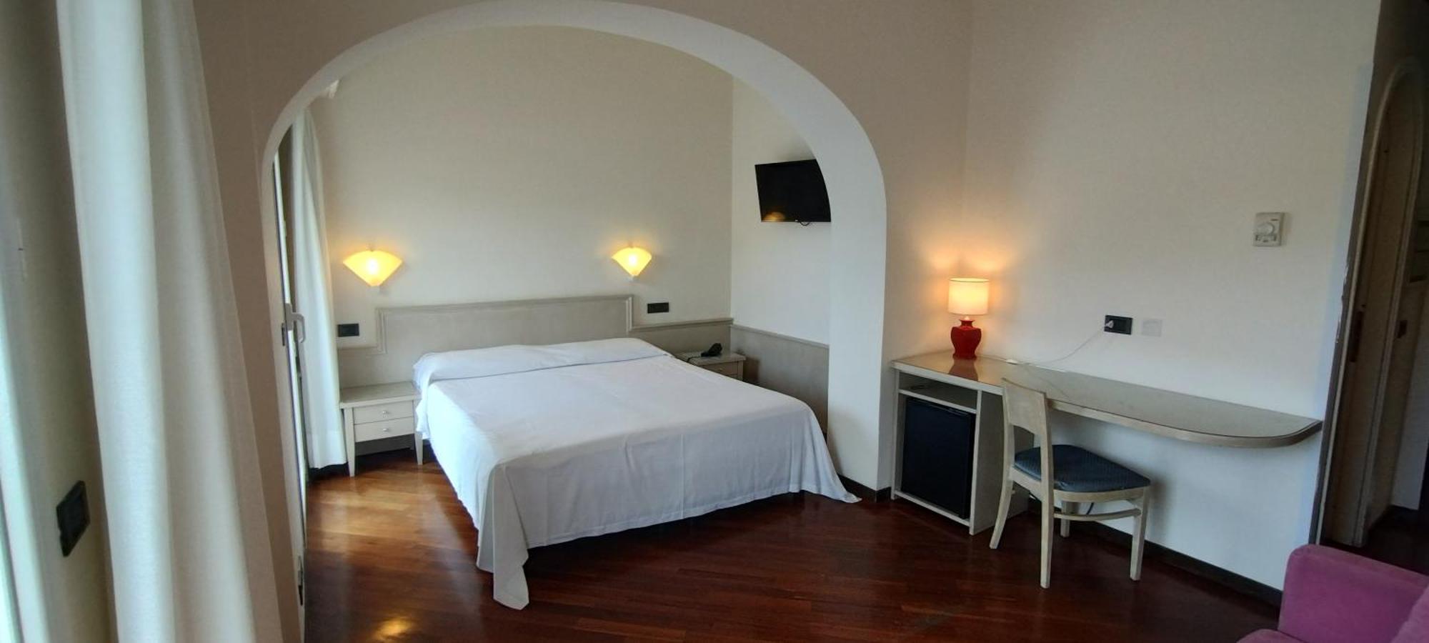 Elena Hotel 3*